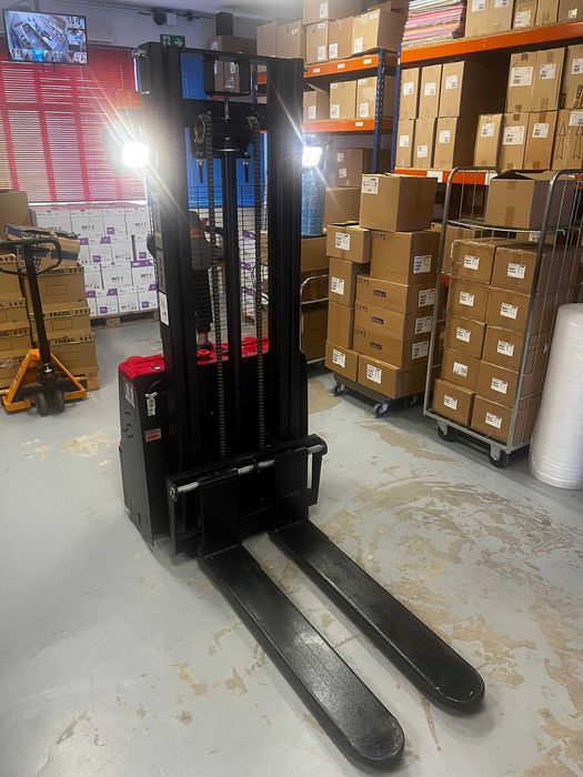 Stacker Elétrico Profissional – 1500kg / 3 Metros de Elevação – Novo (Modelo 2026) com Capacidade de Rampa