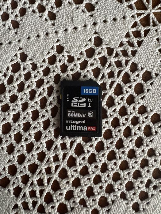 Canon 2000D + 18-55 IS III + acessórios — estado como novo