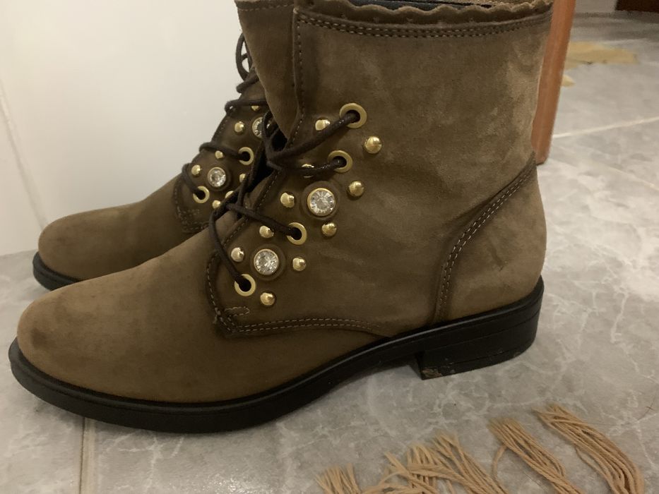 Botas castanhas com brilhantes