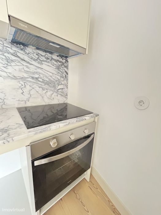 Vende-Se T2 Duplex Novo, Com Terraço E Suíte, No Centro De Braga.