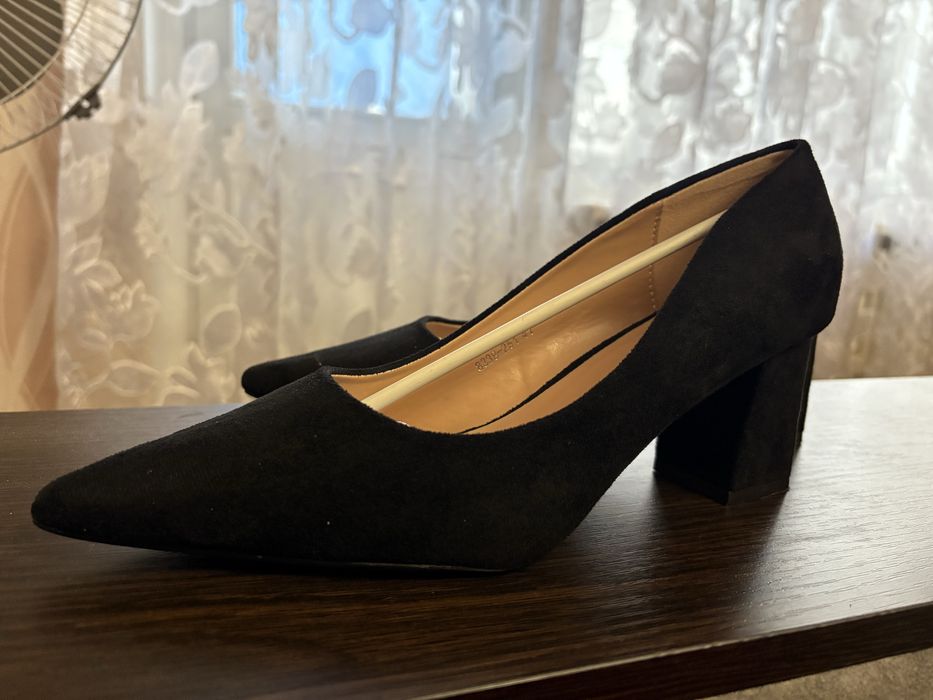 Продам замшеві туфлі