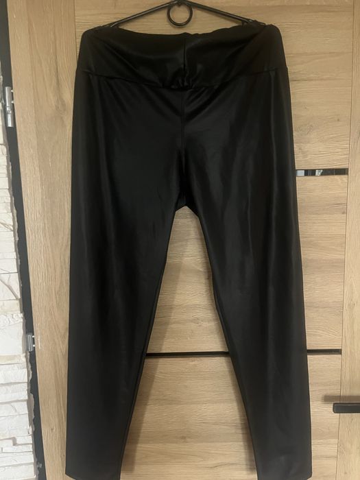 Spodnie damskie czarne błyszczące imitujące skórę XL