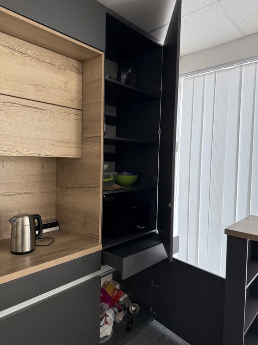 Кухня в зборі з мийкою та розетками