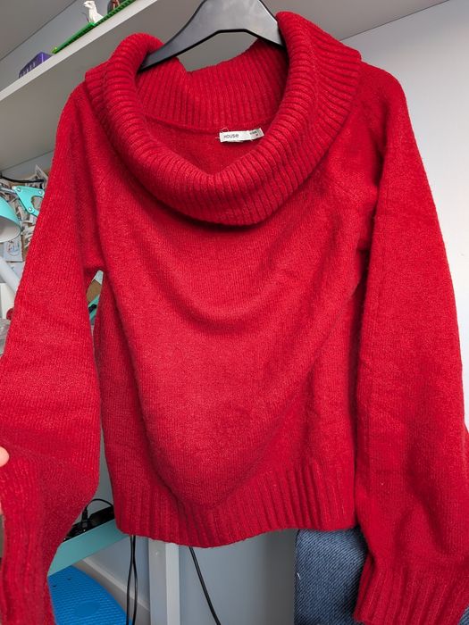 Czerwony sweter z golfem offshoulder z domieszką wełny  M