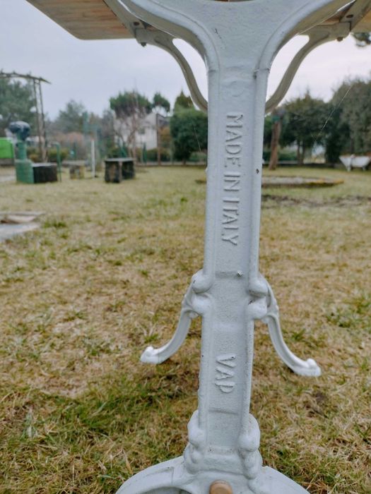 Zeliwny stół tarasowy z marmurowym blatem