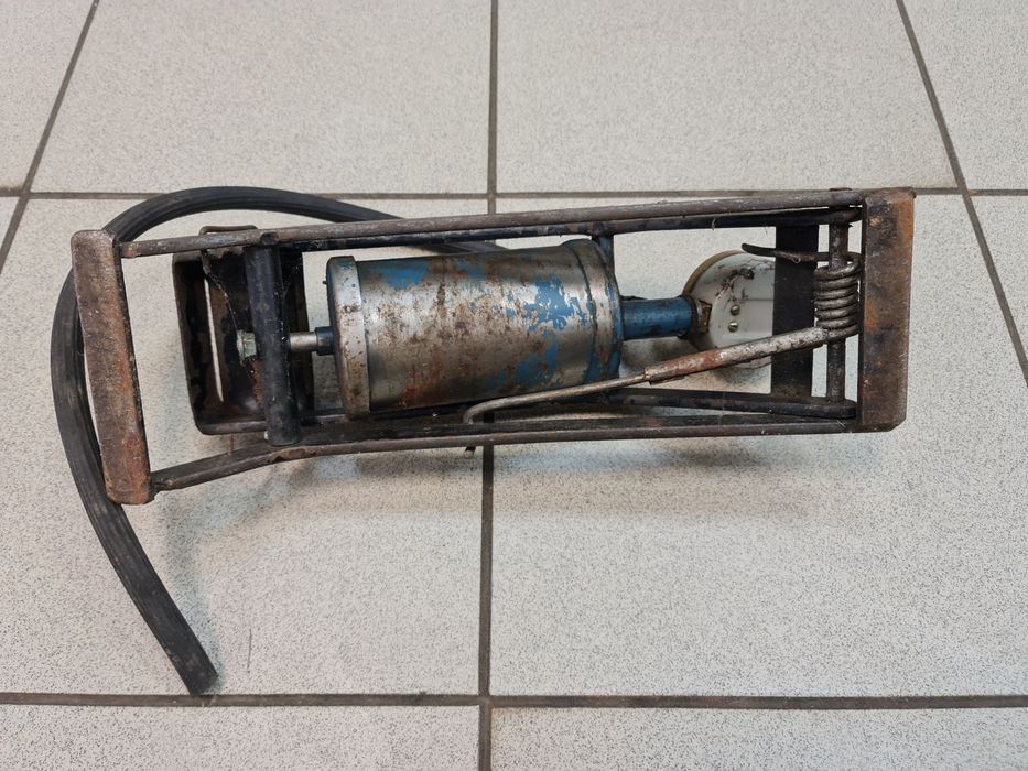 Pompka nożna z dawnych lat