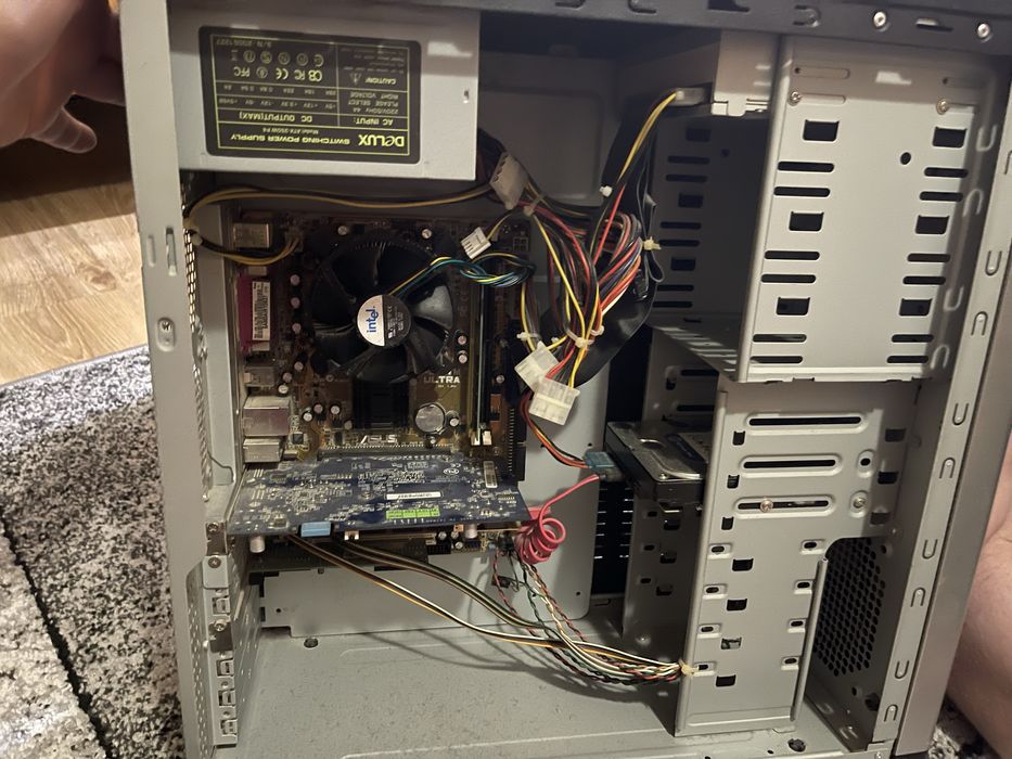 Компʼютер (системний блок + монітор + клааіатура)