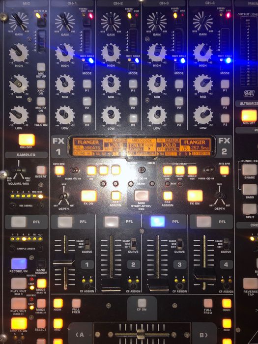 Vendo Mixer behringer ddm4000