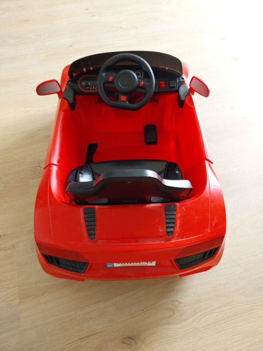 Czerwone auto na akumulator