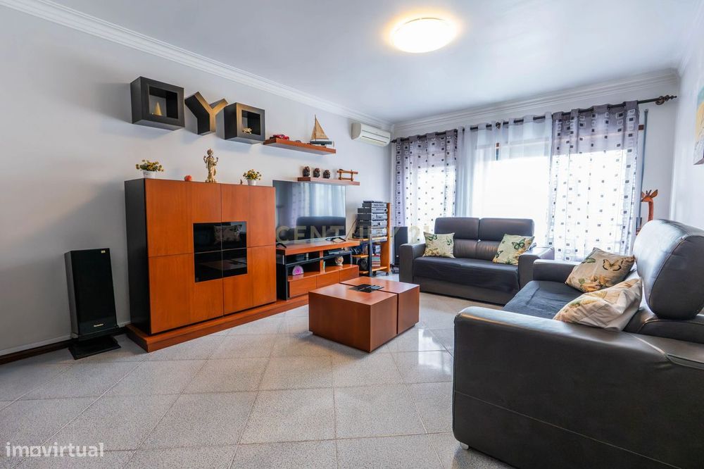 Apartamento T2 com Excelente Exposição Solar, Áreas Amplas e 2 Casas d