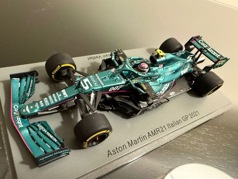 Miniatura Spark - Aston Martin – Sebastian Vettel | Especial 007