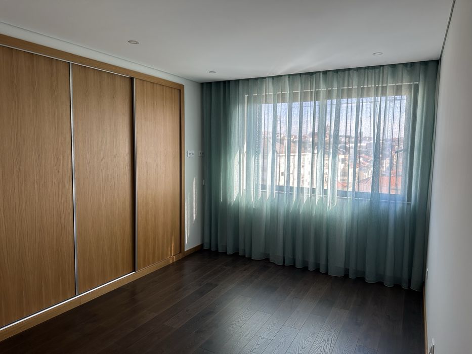 Apartamento T2 na Rua da Boavista com lugares de garagem e vista desafogada