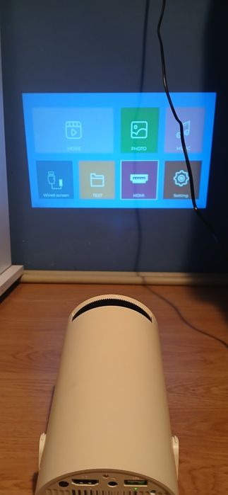 Projektor LCD z kablem zasilania i pilotem