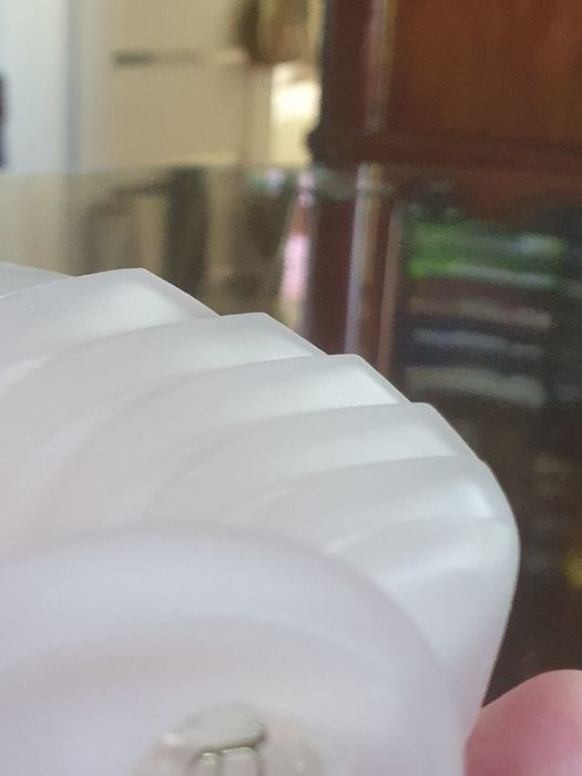 Perfumy, flakon z pompką na