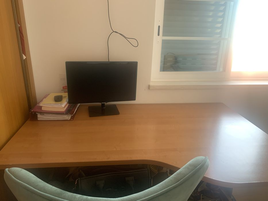 Mesa de escritorio tampo madeira e pes pretos