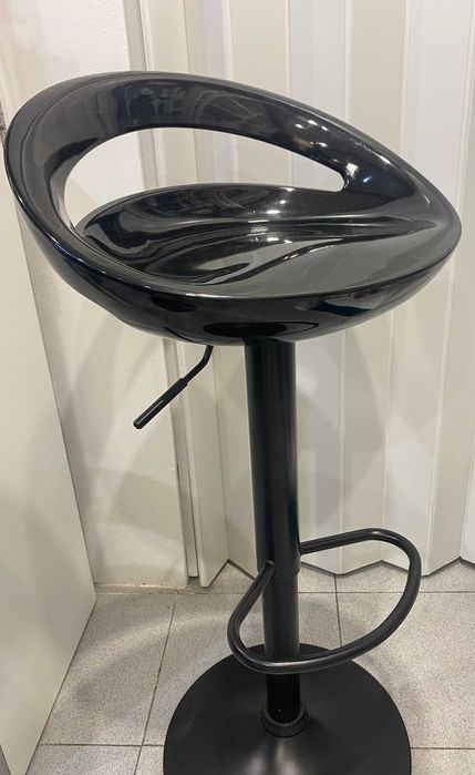 Bancos com encosto e elevação a  gás