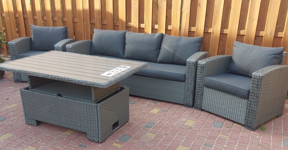 Meble ogrodowe duża sofa stół i dwa fotele.