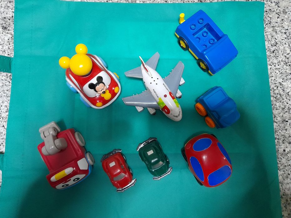 Bonecos e brinquedoa variados