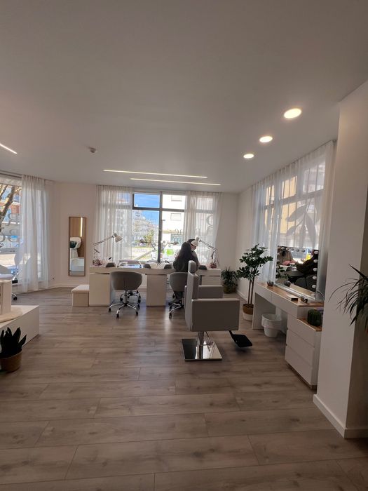 Gabinete de estética disponível