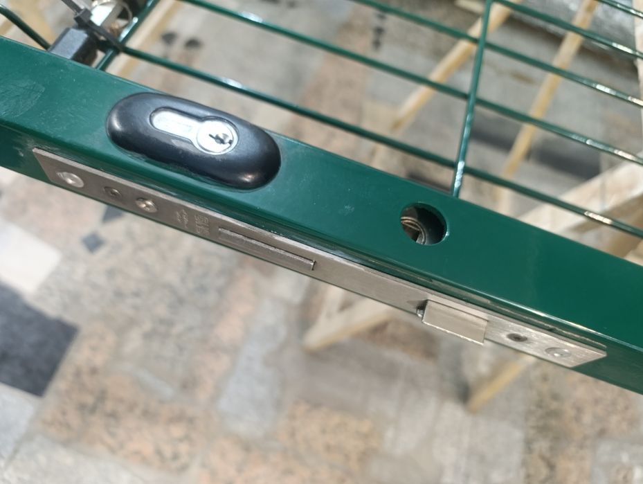 Portões lacado preenchido com painel decorativo