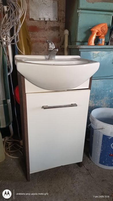 Szafka pod umywalkę i umywalka plus kran