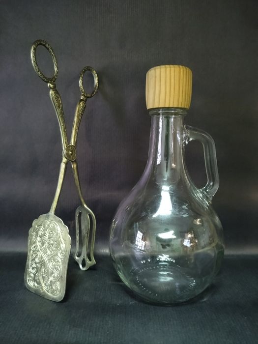 Garrafa de vidro e pinça para saladas
