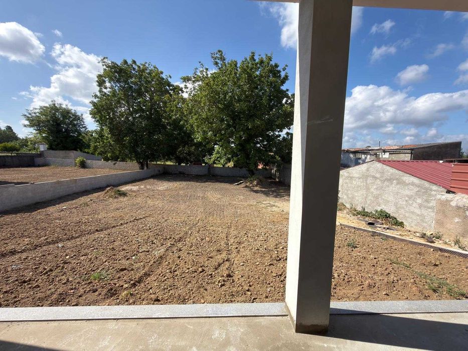 Moradia T4 geminada, térrea, com jardim e garagem em Condeixa-a-Nova
