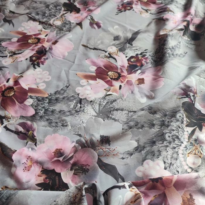 Супер софт. Тканина тонка, але міцна, майже не минеться.