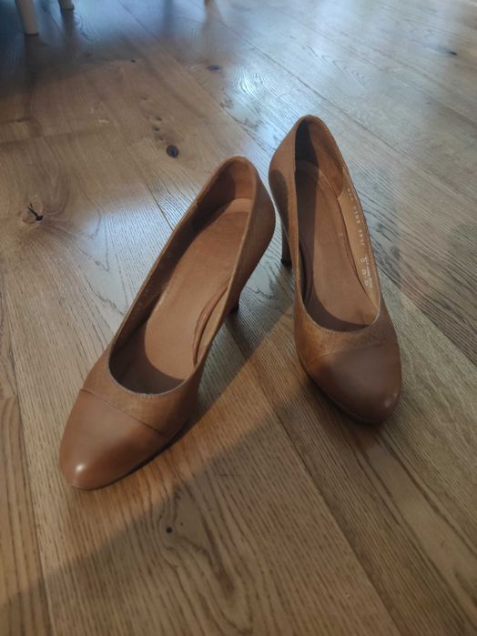 Camelowe skórzane buty na obcasie RYŁKO 38 1/2