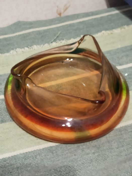 Продам стеклянную пепельниыу