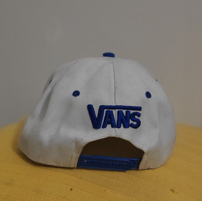 Boné branco com pala azul