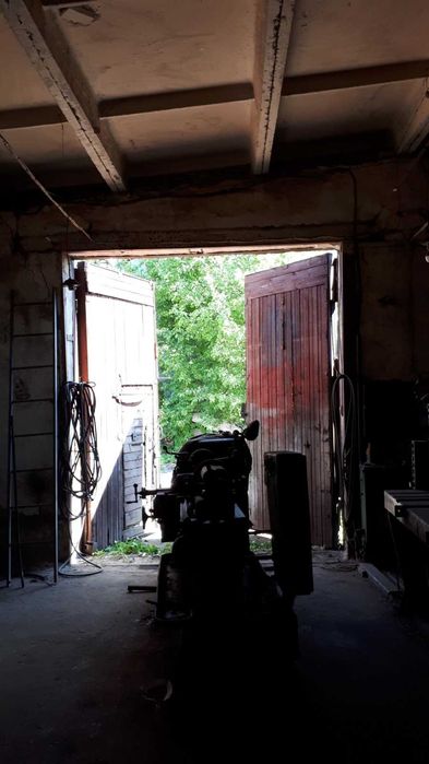 Промислово - виробниче приміщення з козловим краном та металевий ангар