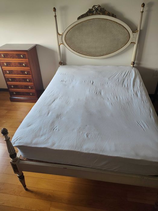 Cama single em madeira.