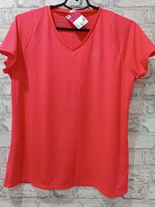 Это розовая футболка Kalenji от Decathlon.