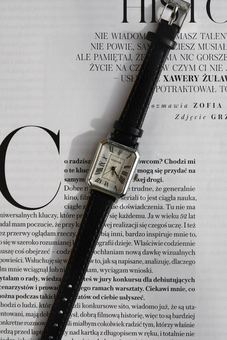 Vintage zegarek z czarnym paskiem i białą tarczą retro old money