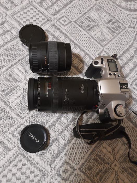 Aparat Canon plus dwa obiektywy.