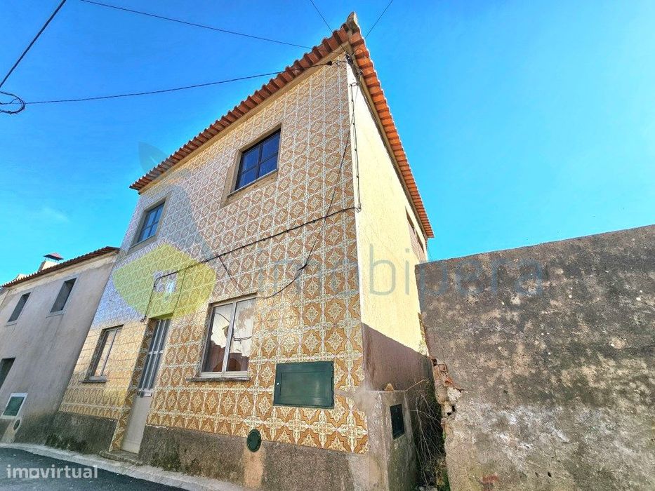 Casa T3 em Alferce, para restauro.