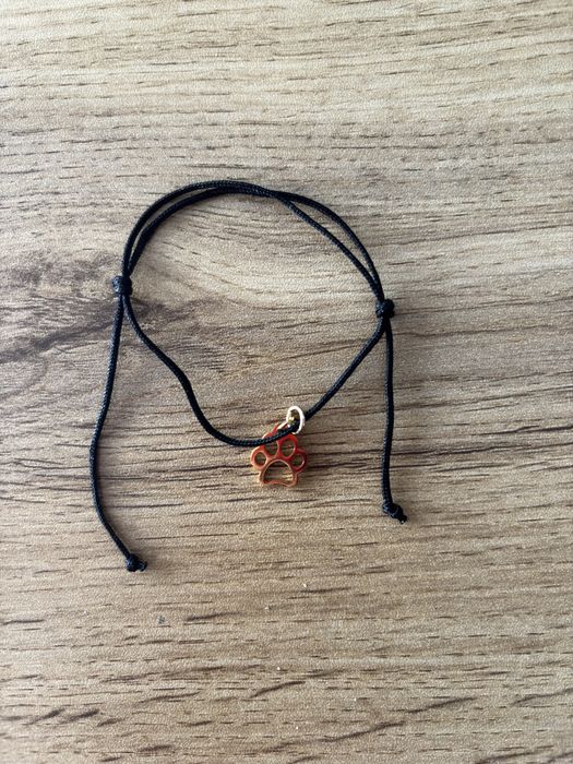 Czarna sznurkowa bransoletka z zawieszką w kształcie łapki