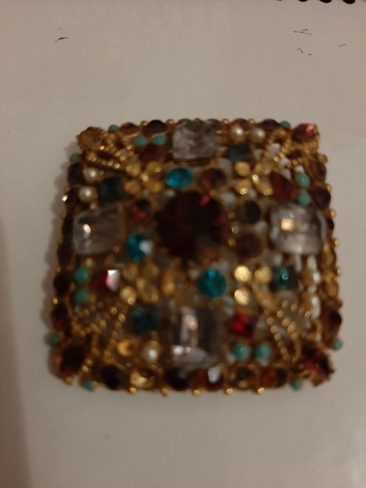 Vendo alfinete dourado quadrado colorido  com várias pedras