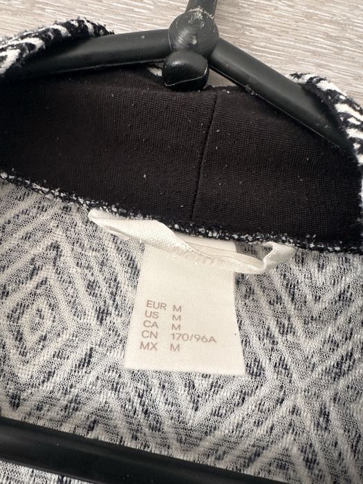 narzutka kardigan H&M m 38 geometryczny biało czarny wzór romby