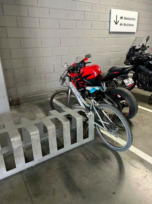 A bicicleta, boa aparência , está em bom estado de funcionamento e sem danos.