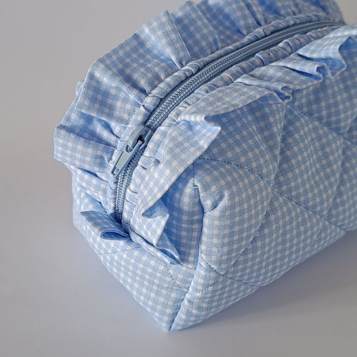 Pikowana kosmetyczna handmade z falbanką / Bawełniany organizer coquette