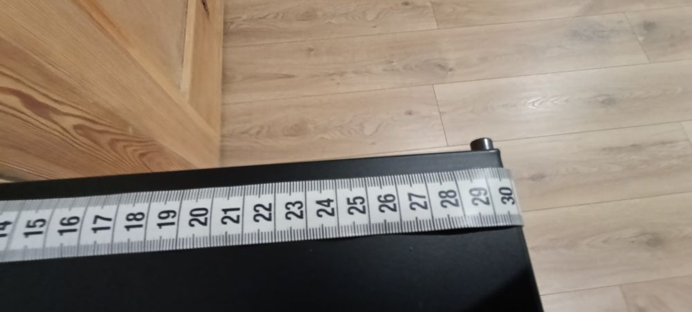 Czarna metalowa konsola