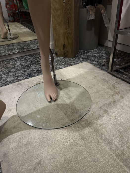 Manequim com pe em vidro