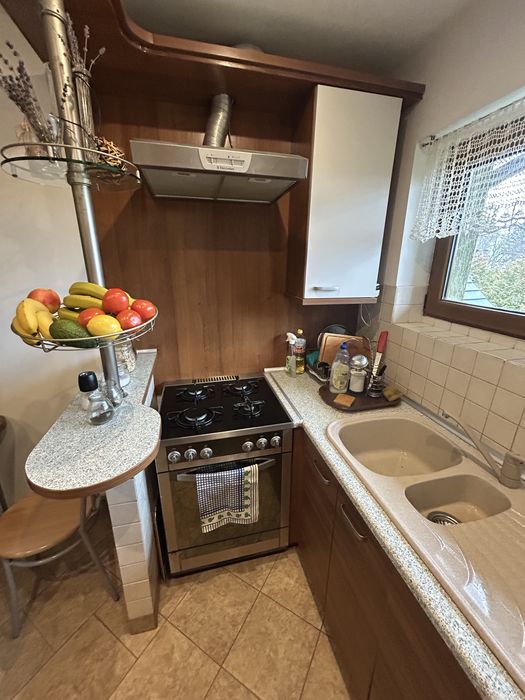 Meble kuchenne ze sprzętami agd, stołem i krzesłami