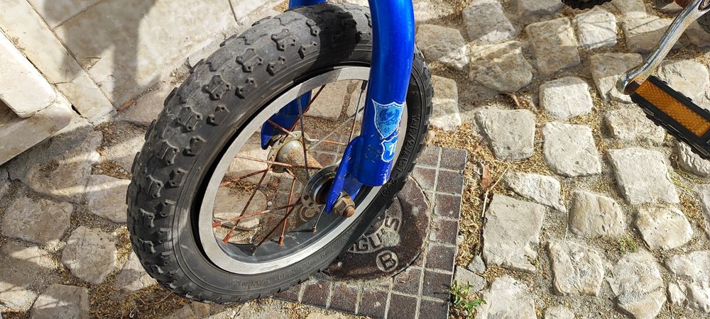 Bicicleta com rodinhas de criança