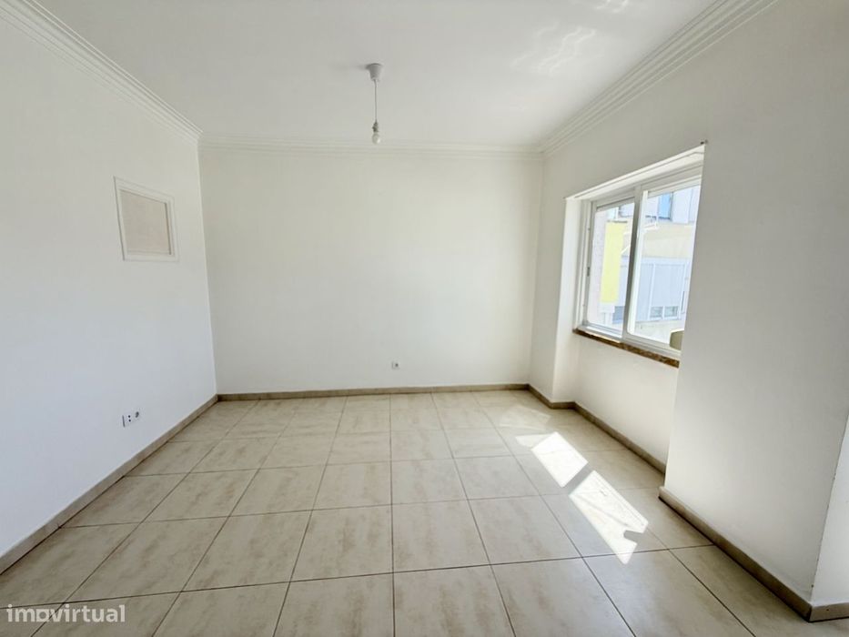 T2 remodelado na Damaia com varanda fechada e vista desafogada