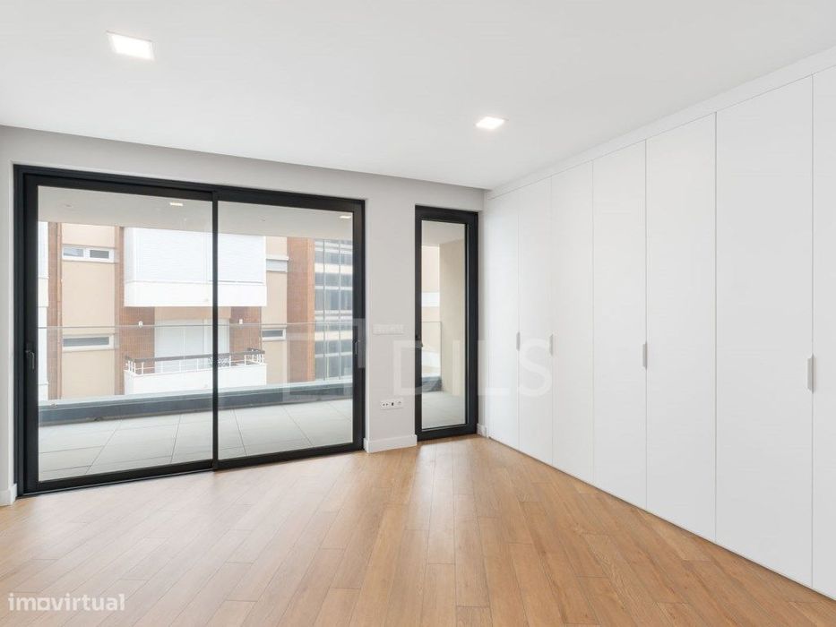 Apartamento T2 novo, na Parede, junto praia, com garagem e elevador