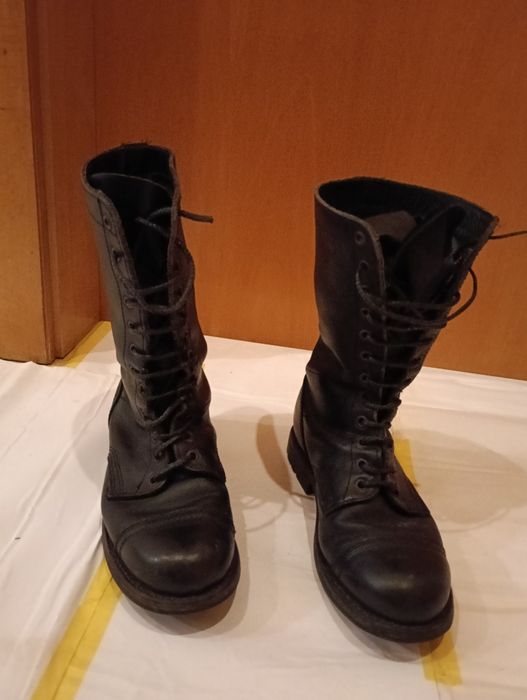 Botas de pele preta, militar,forradas ,  com sola robusta