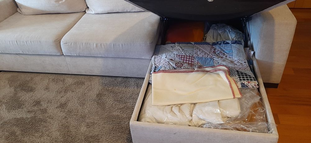 Sofá com chaise longue e cama extra